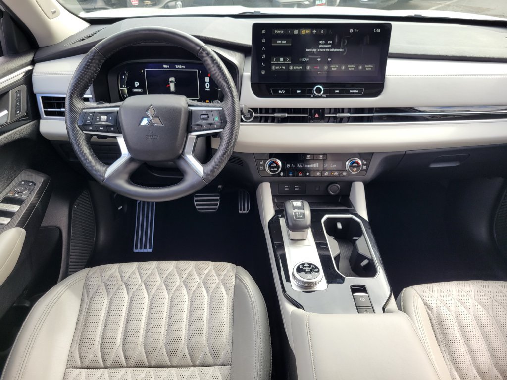 Used 2025 Mitsubishi Outlander AWD image 4