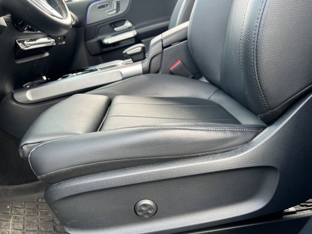 Used 2022 Mercedes-Benz GLB 250 4MATIC image 16