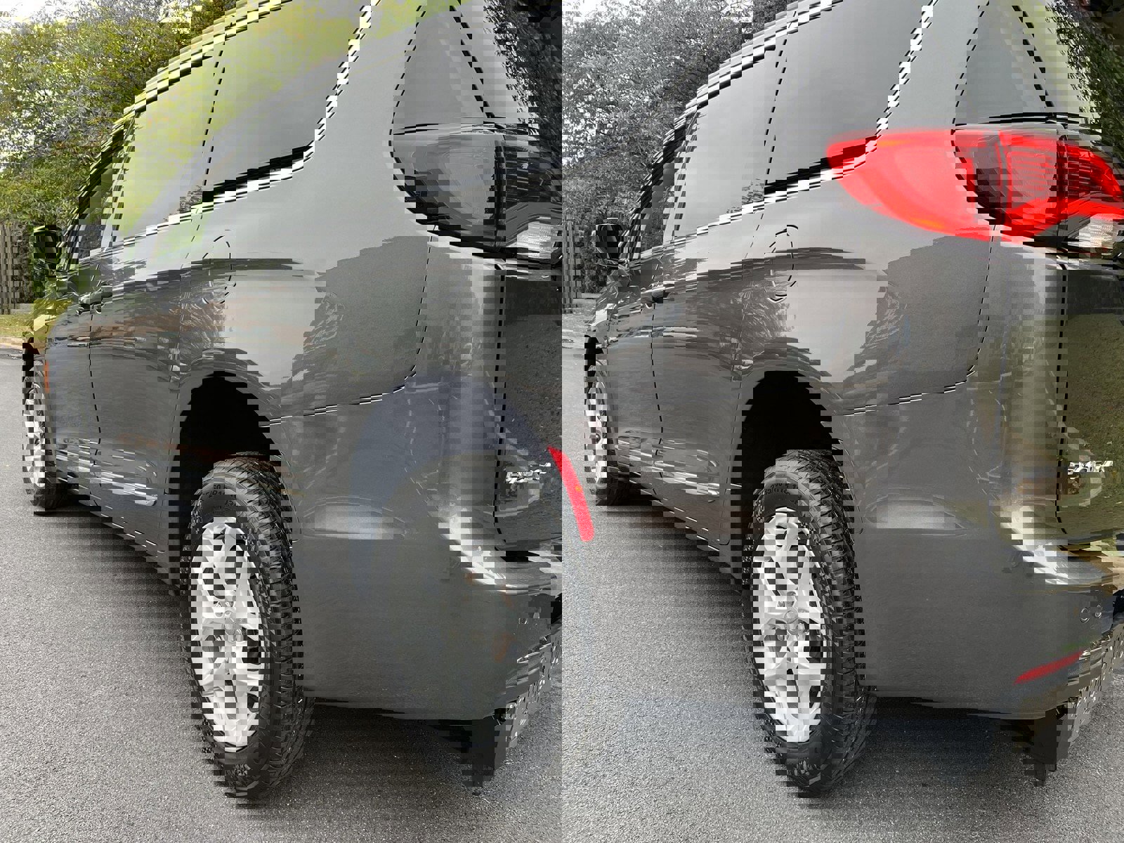 Used 2017 Chrysler Pacifica Touring-L w/ Tire & Wheel Group image 80