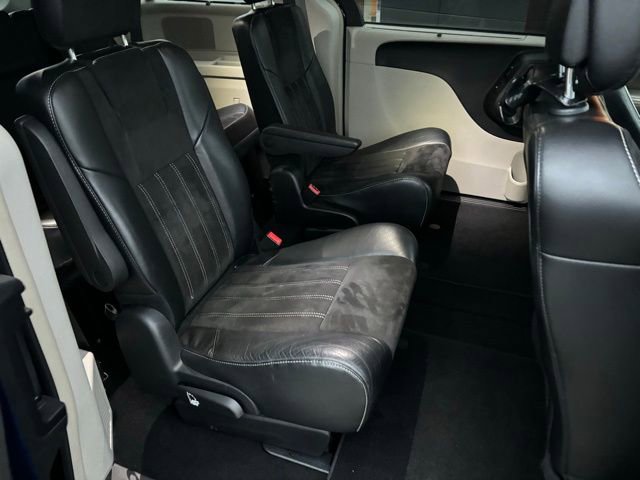 Used 2016 Chrysler Town & Country Limited image 11