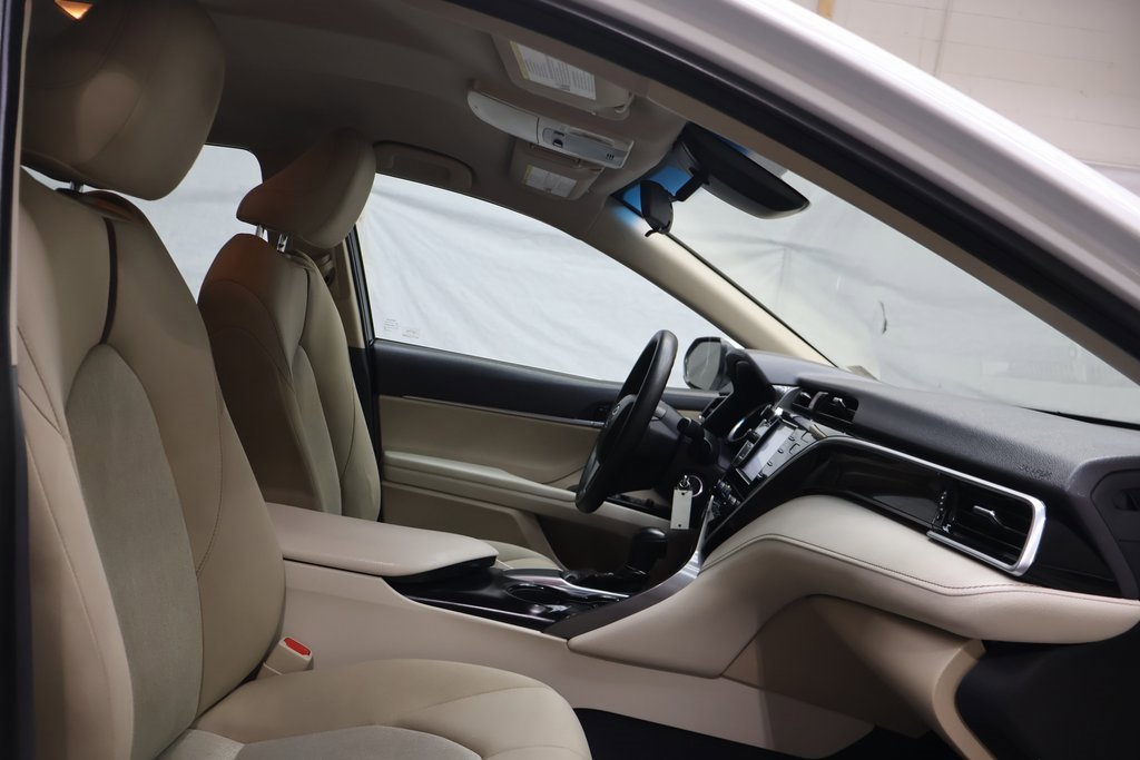 Used 2018 Toyota Camry LE image 9
