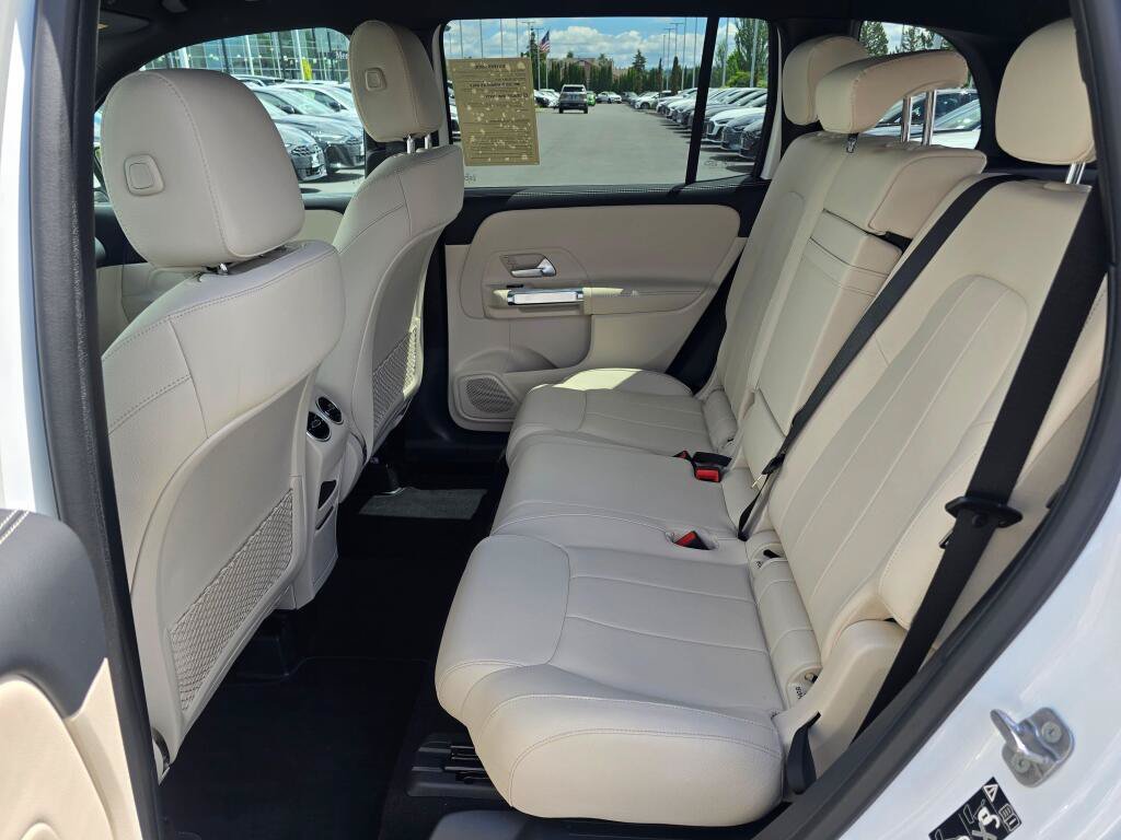 Used 2025 Mercedes-Benz GLB 250 4MATIC image 17