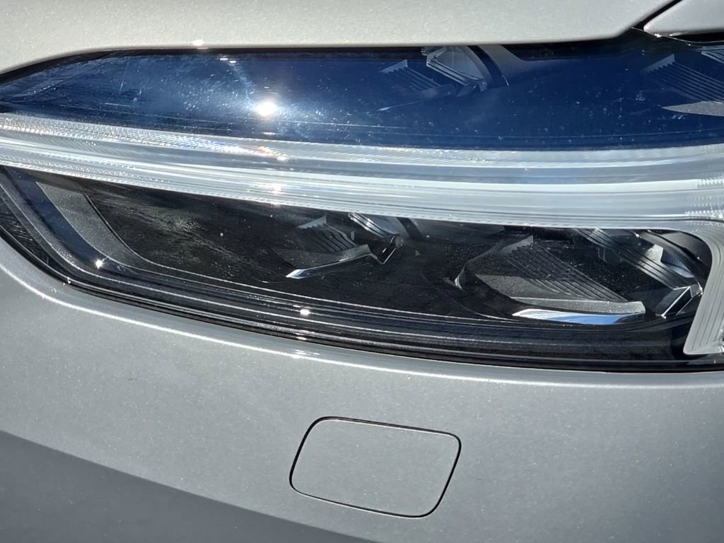 Certified 2023 Volvo XC60 B5 Plus w/ Climate Package image 4