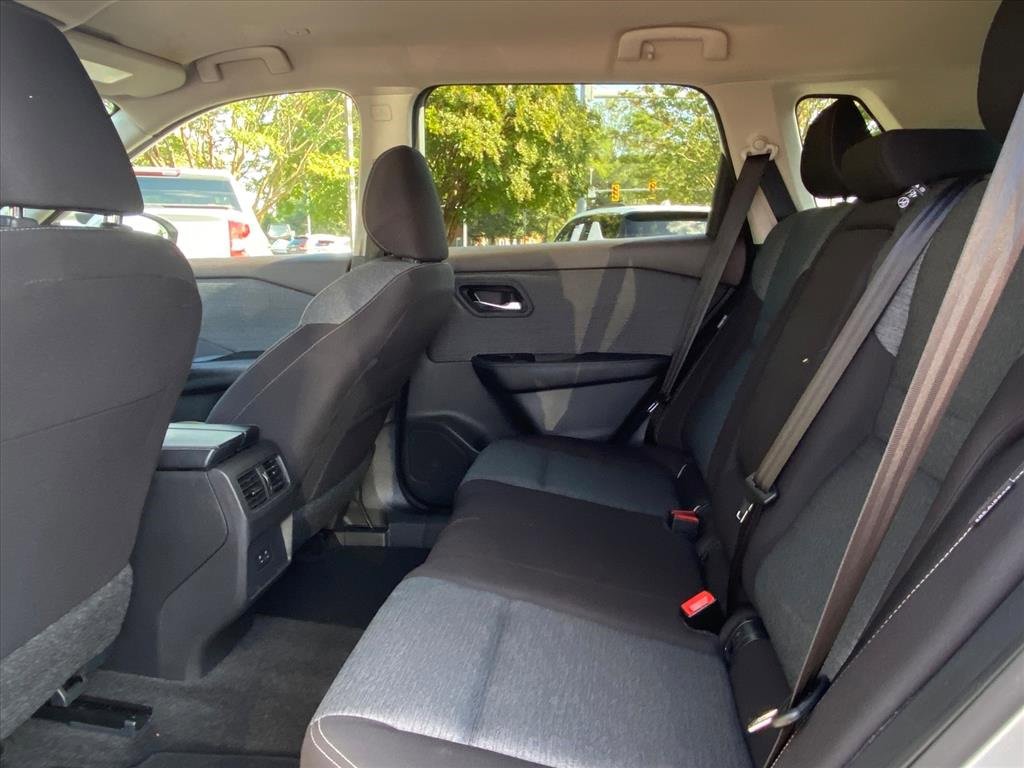 Used 2023 Nissan Rogue SV image 17