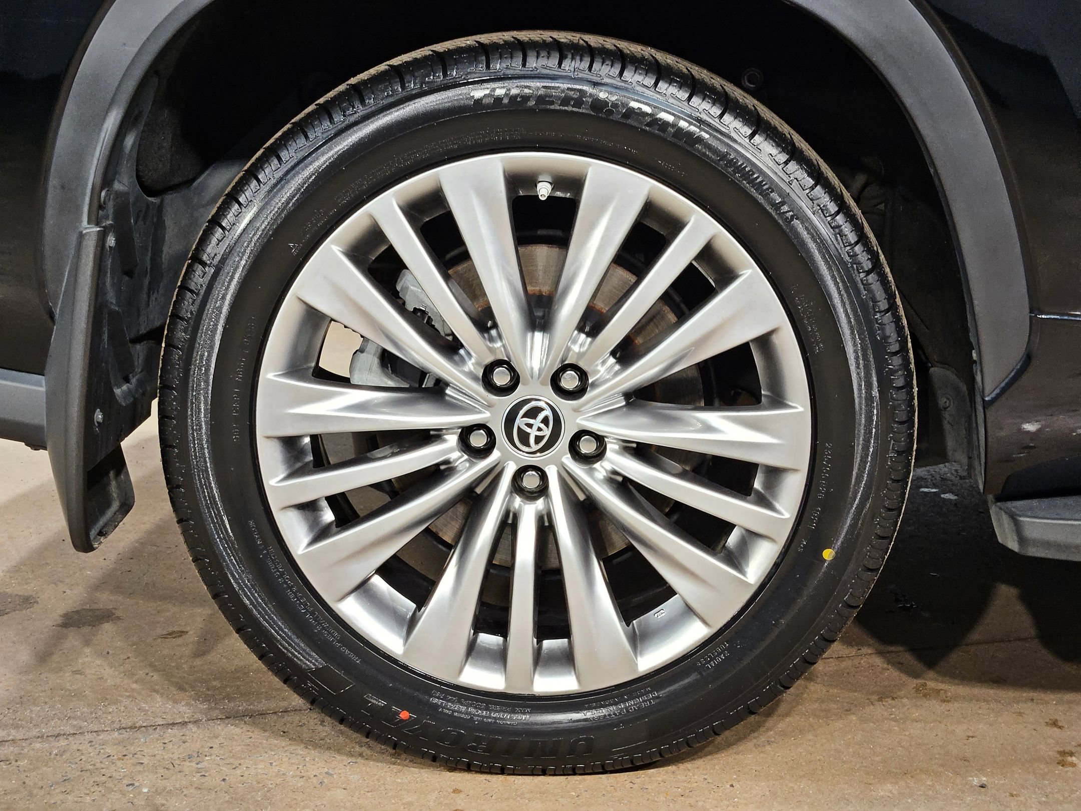 Used 2023 Toyota Highlander Platinum FWD image 17