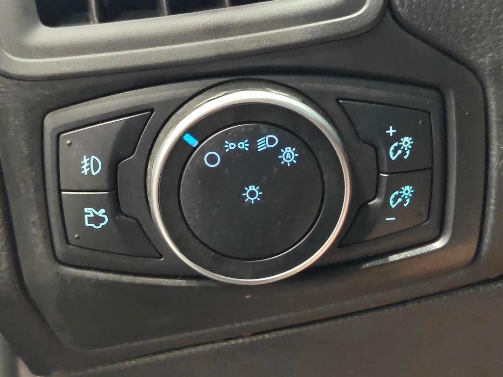 Used 2015 Ford Focus SE w/ SE Sport Package FWD image 11