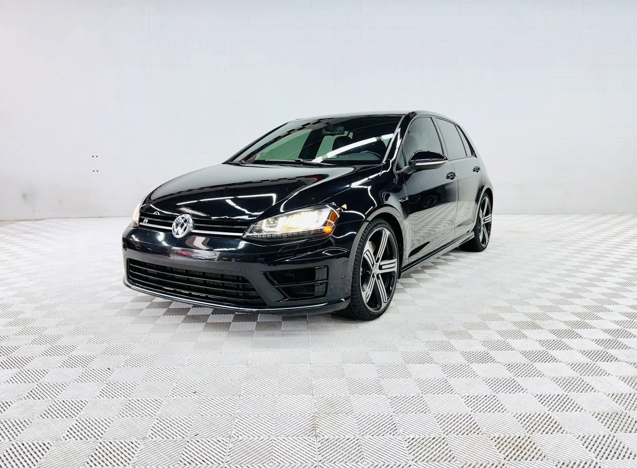 Used 2016 Volkswagen Golf R 4-Door image 25