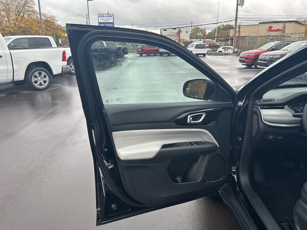 Used 2024 Jeep Compass Limited image 12