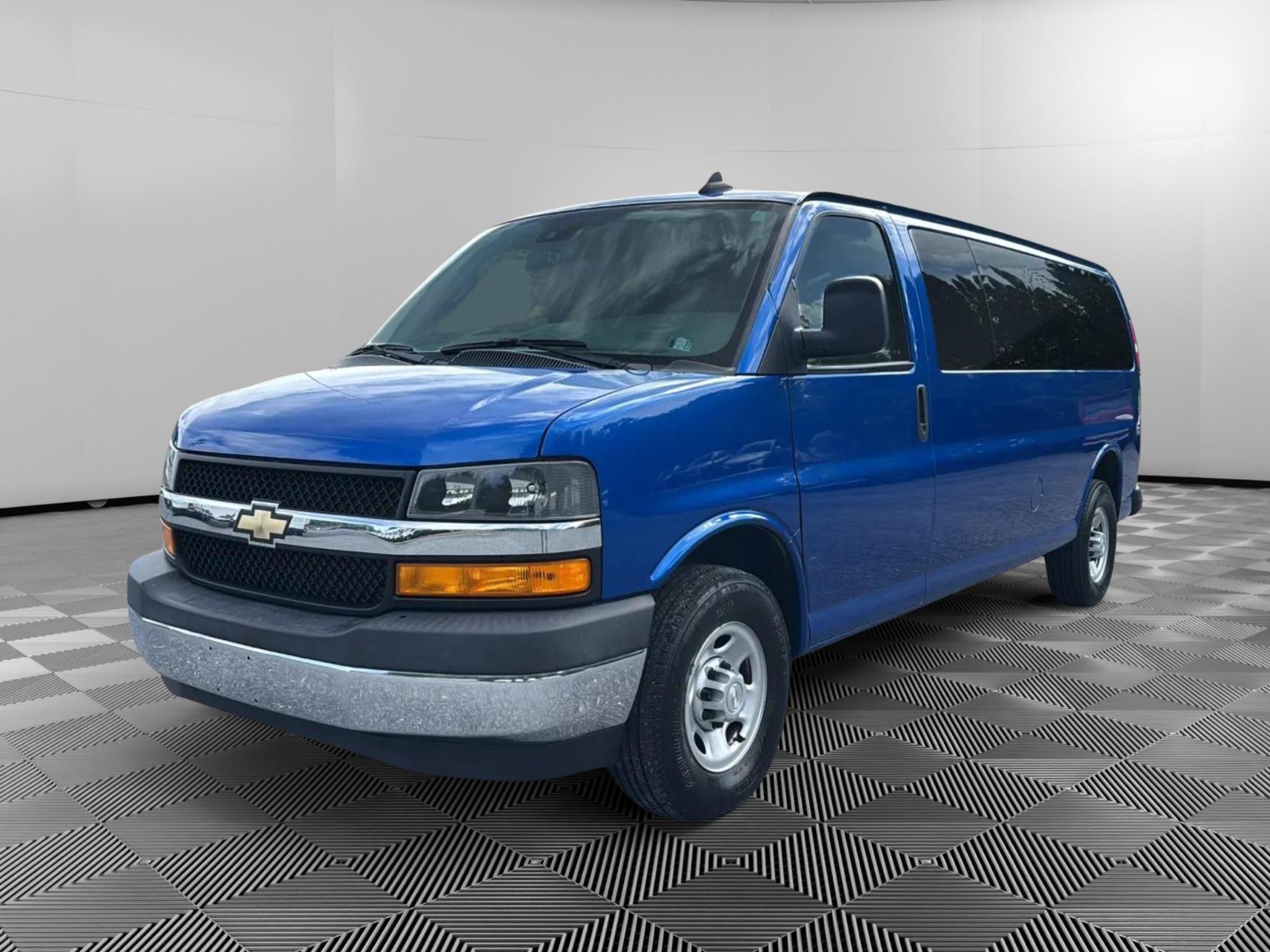Used 2019 Chevrolet Express 3500 LS w/ Chrome Appearance Package RWD image 1