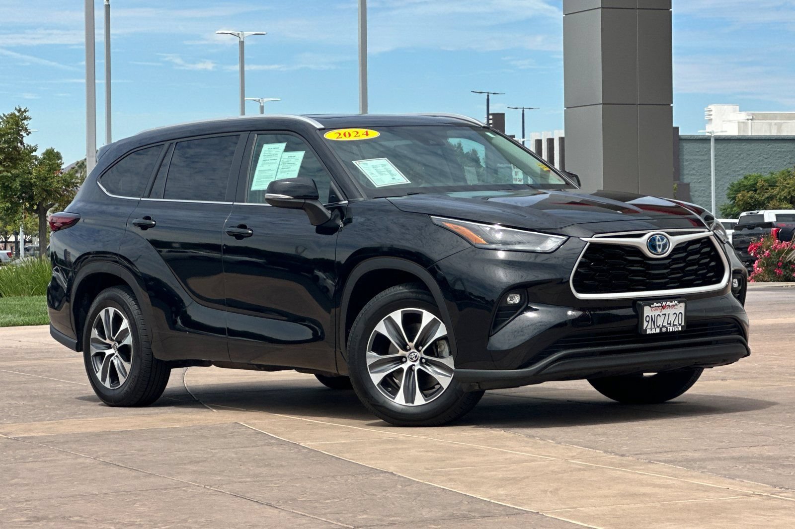 Certified 2024 Toyota Highlander XLE FWD image 2