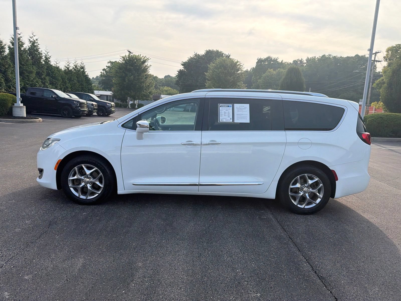 Used 2018 Chrysler Pacifica Limited FWD image 2
