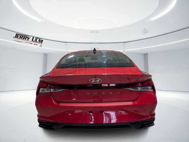 Used 2023 Hyundai Elantra SEL FWD image 4