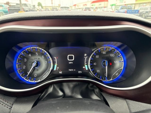 Used 2018 Chrysler Pacifica Limited w/ Tire & Wheel Group FWD image 11