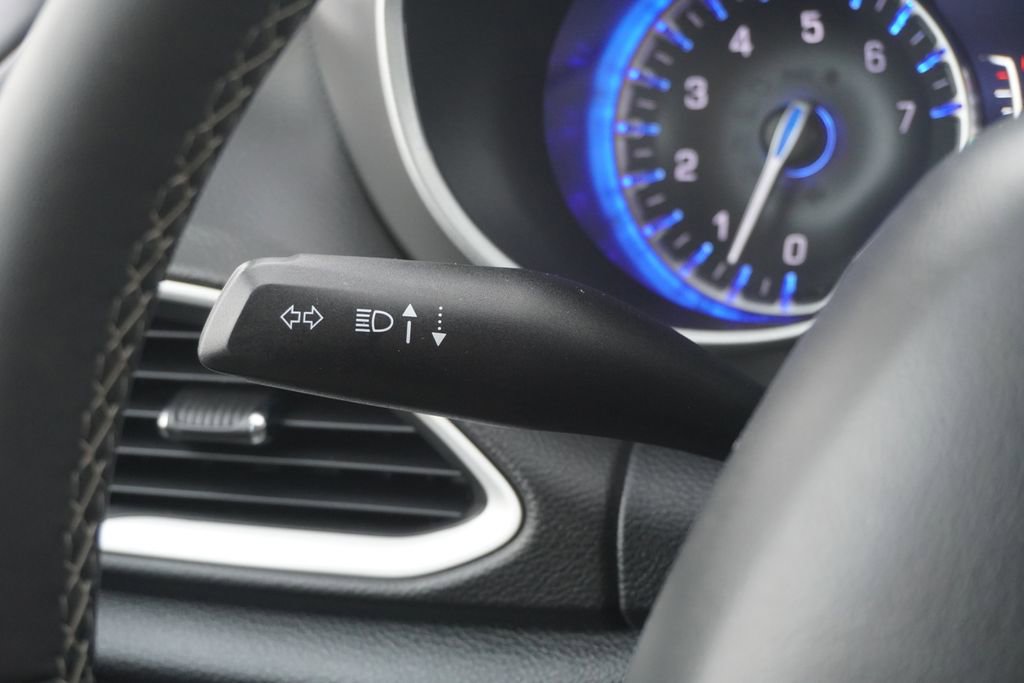 Used 2025 Chrysler Pacifica Select image 21