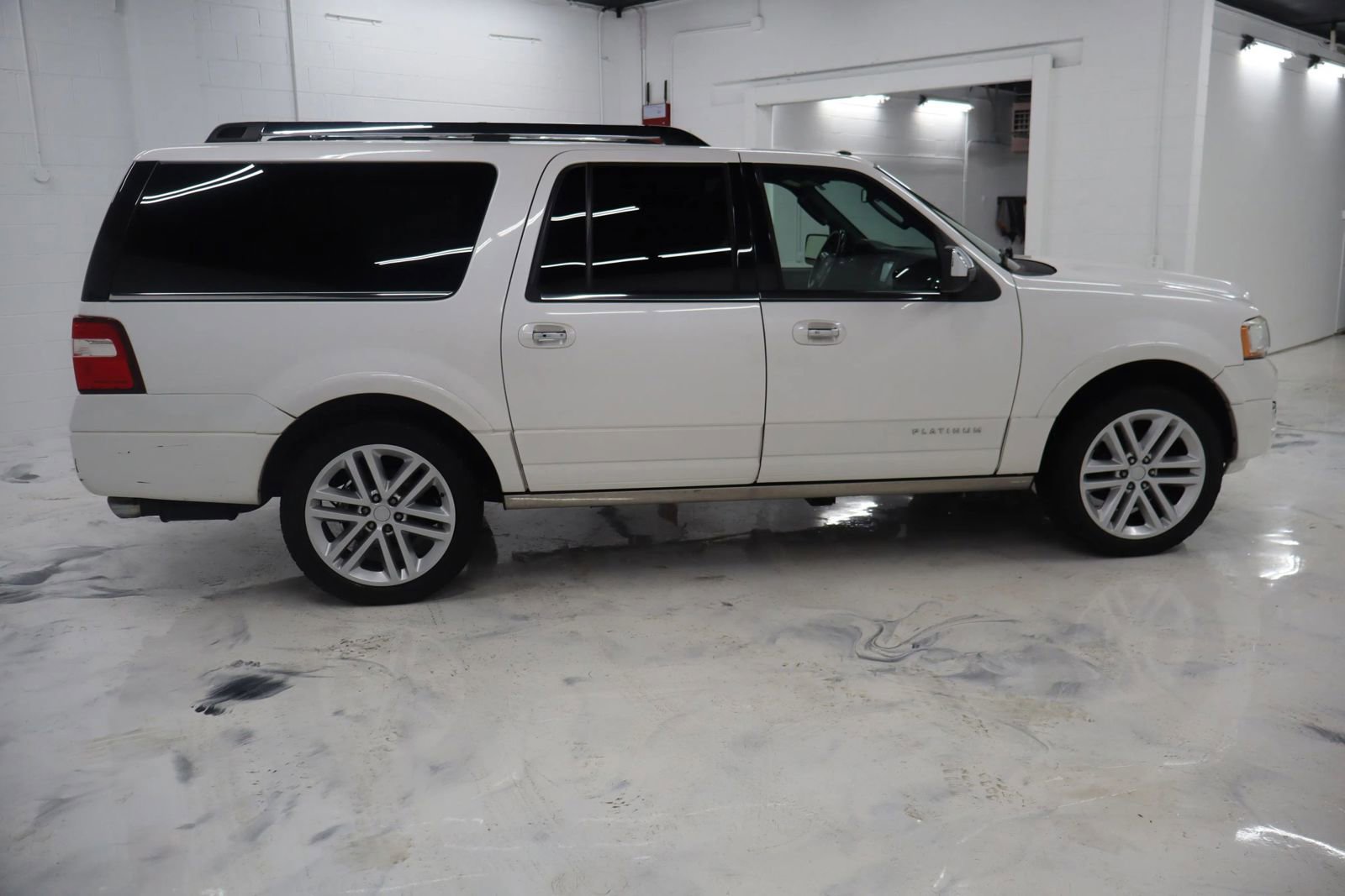 Used 2016 Ford Expedition EL Platinum image 4