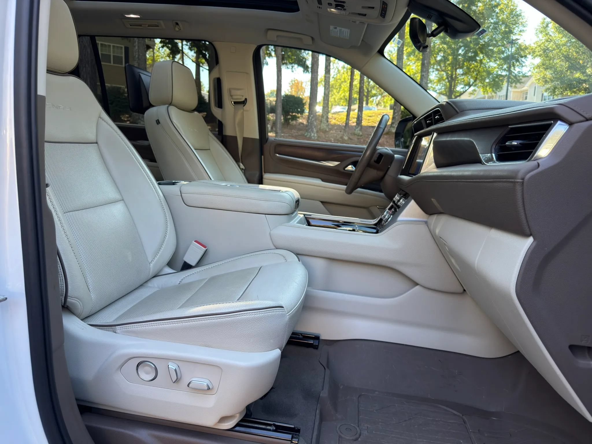 Used 2021 GMC Yukon XL Denali w/ Denali Premium Package RWD image 33