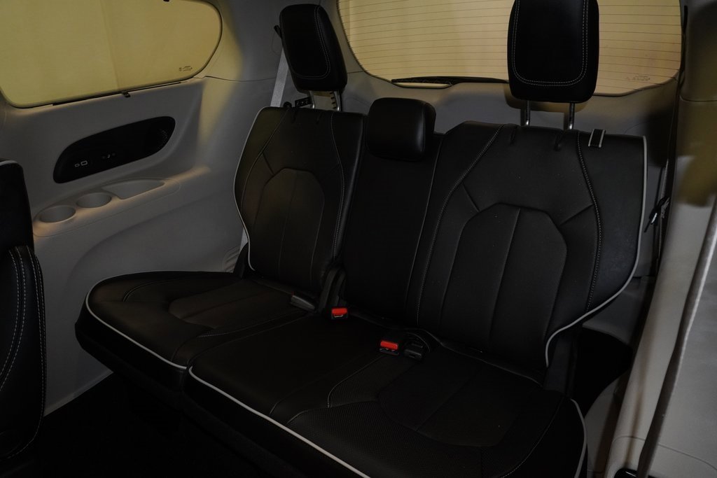 New 2023 Chrysler Pacifica Limited w/ Uconnect Theater Family Group image 18