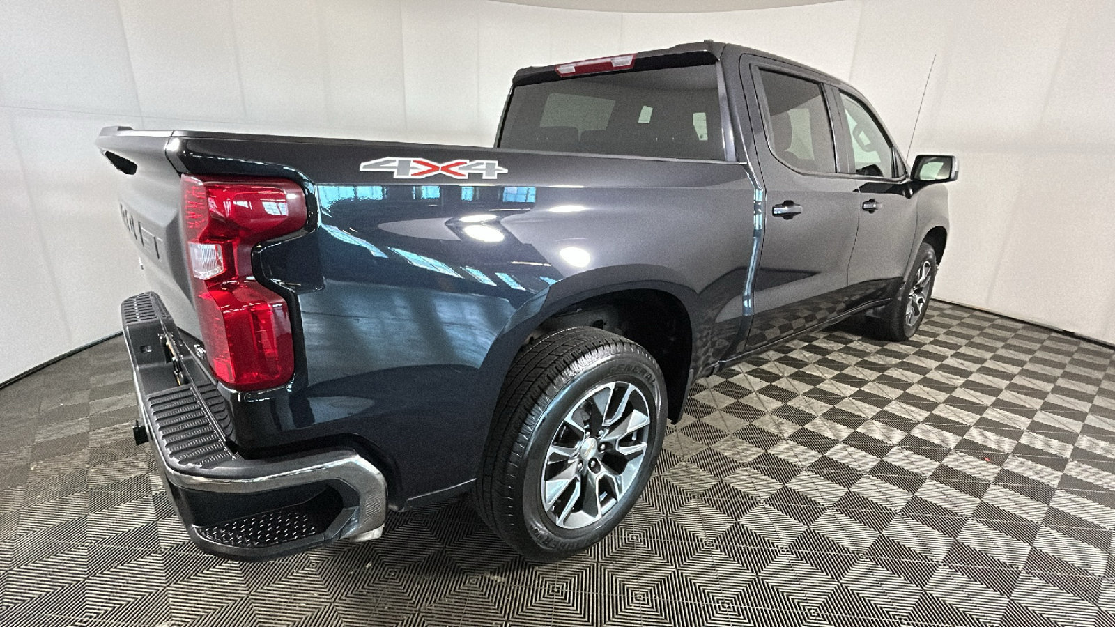 Used 2024 Chevrolet Silverado 1500 LT AWD/4WD image 3