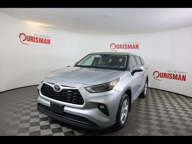 Used 2024 Toyota Highlander LE image 2