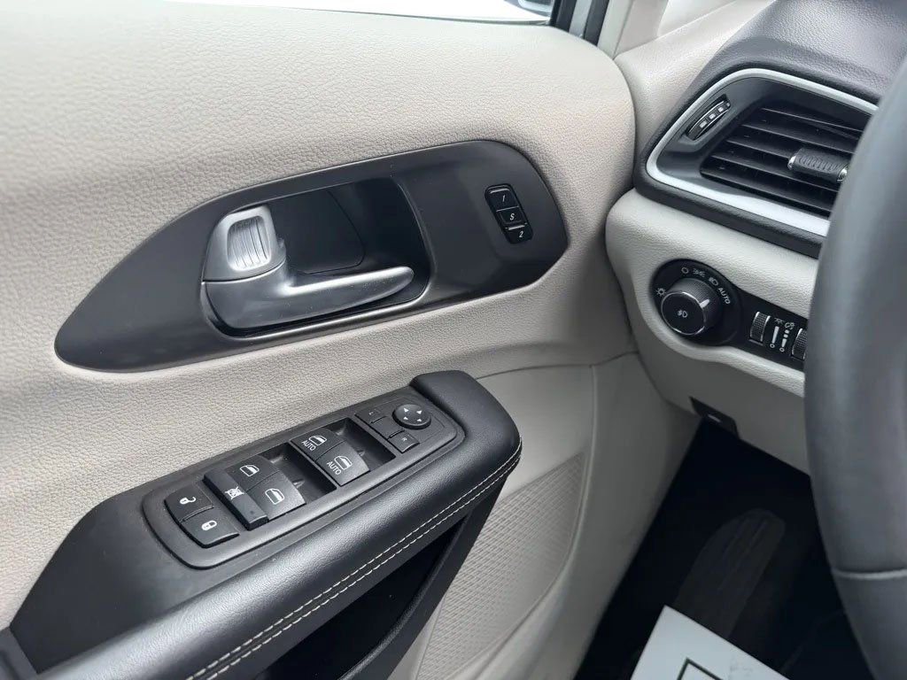 Used 2024 Chrysler Pacifica Touring-L FWD image 13