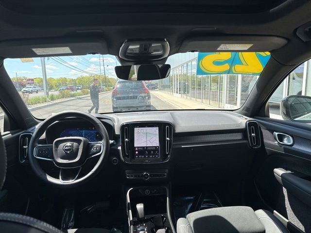 Certified 2025 Volvo XC40 B5 Plus AWD/4WD image 18