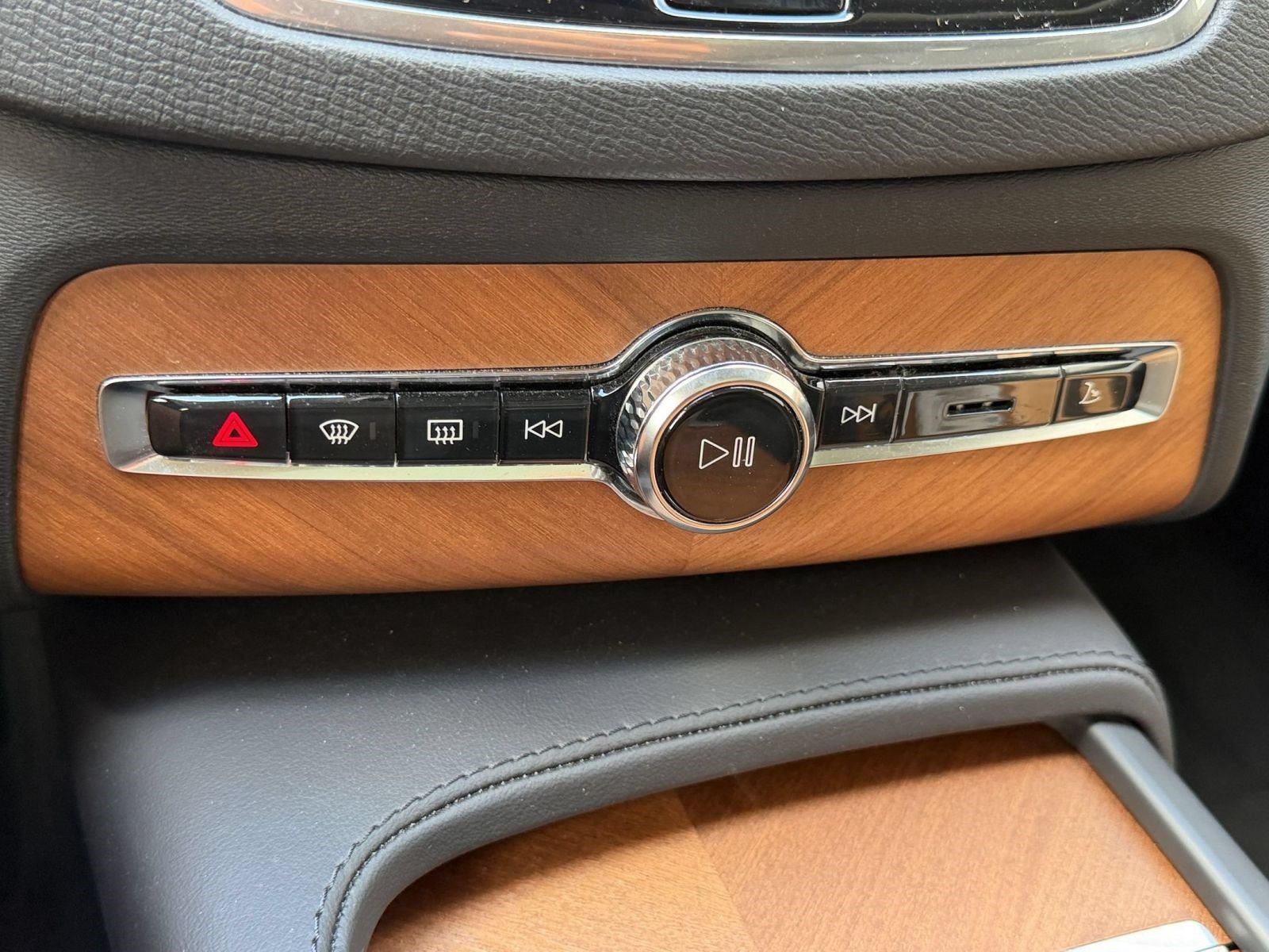 Used 2024 Volvo XC90 T8 Plus w/ Protection Package Premier AWD/4WD image 16