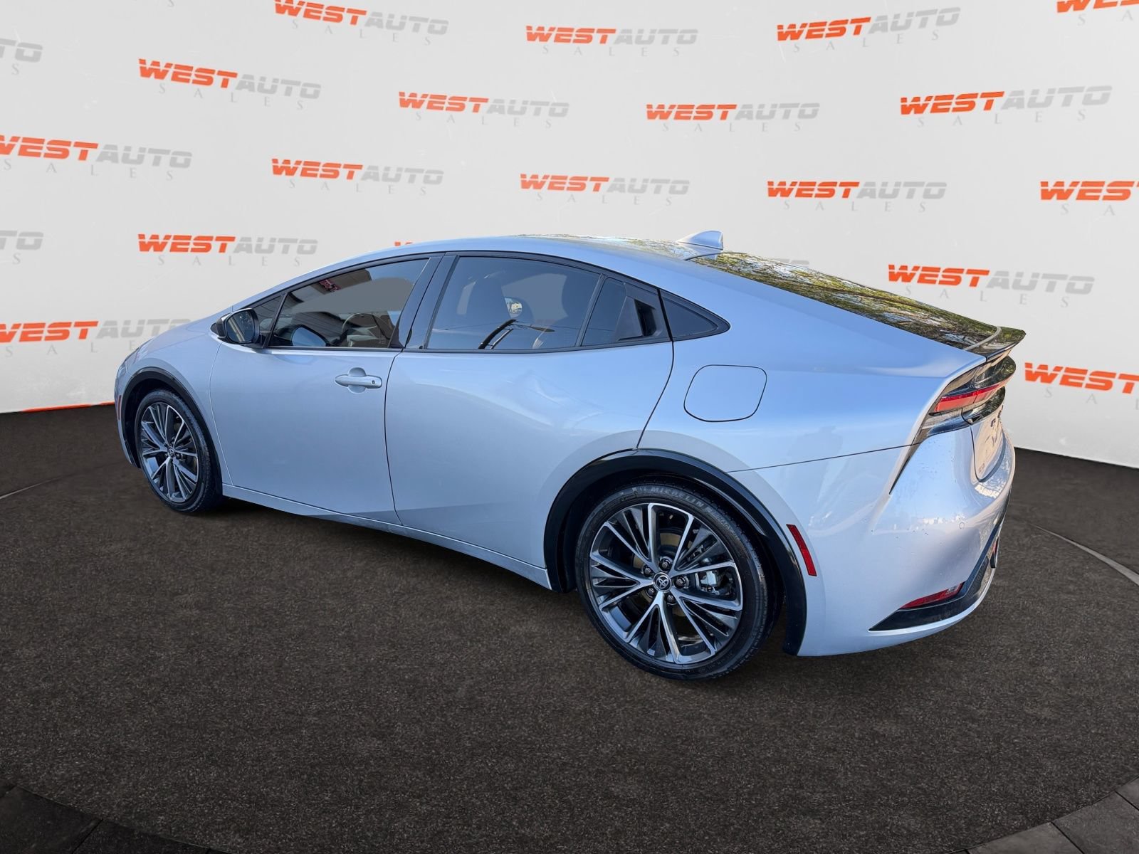 Used 2023 Toyota Prius XLE FWD image 3
