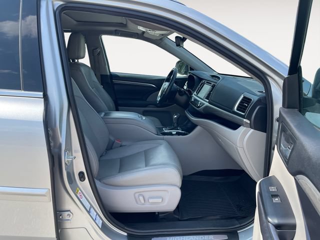 Used 2017 Toyota Highlander Limited w/ Carpet Mat Package AWD/4WD image 15