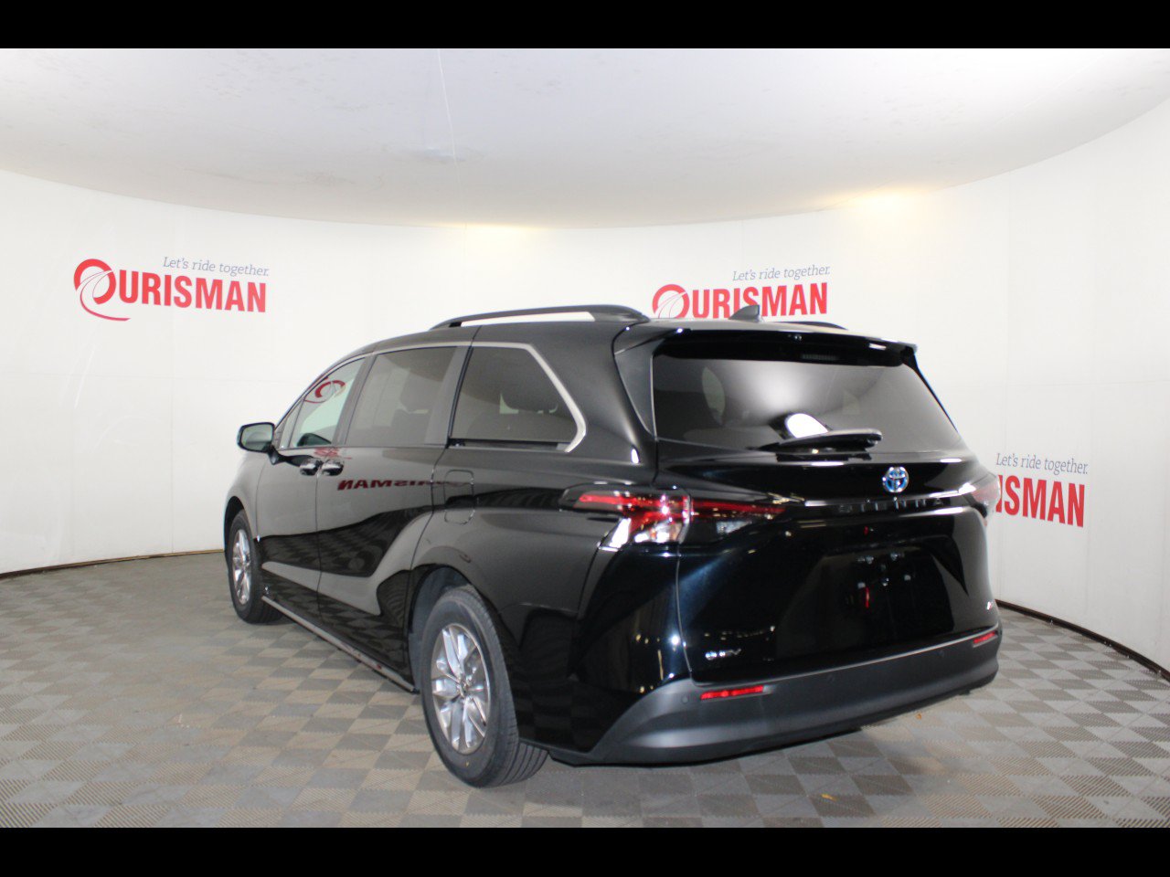 Used 2025 Toyota Sienna XLE FWD image 5