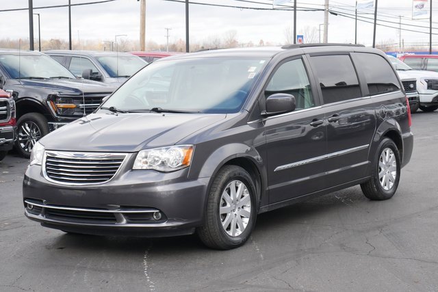 Used 2015 Chrysler Town & Country Touring image 6