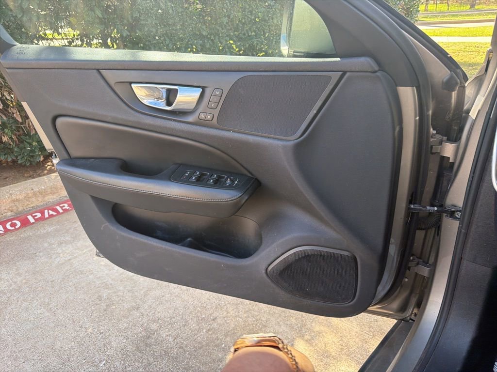 Used 2020 Volvo S60 T6 Momentum image 13