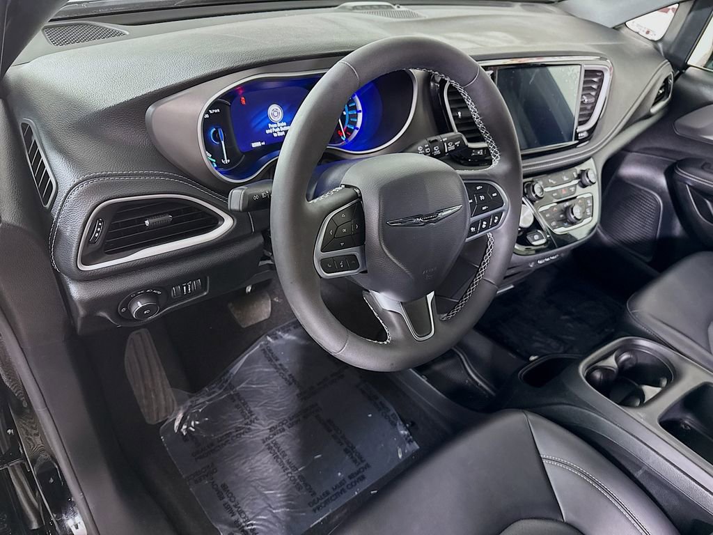 Used 2025 Chrysler Pacifica Select FWD image 17