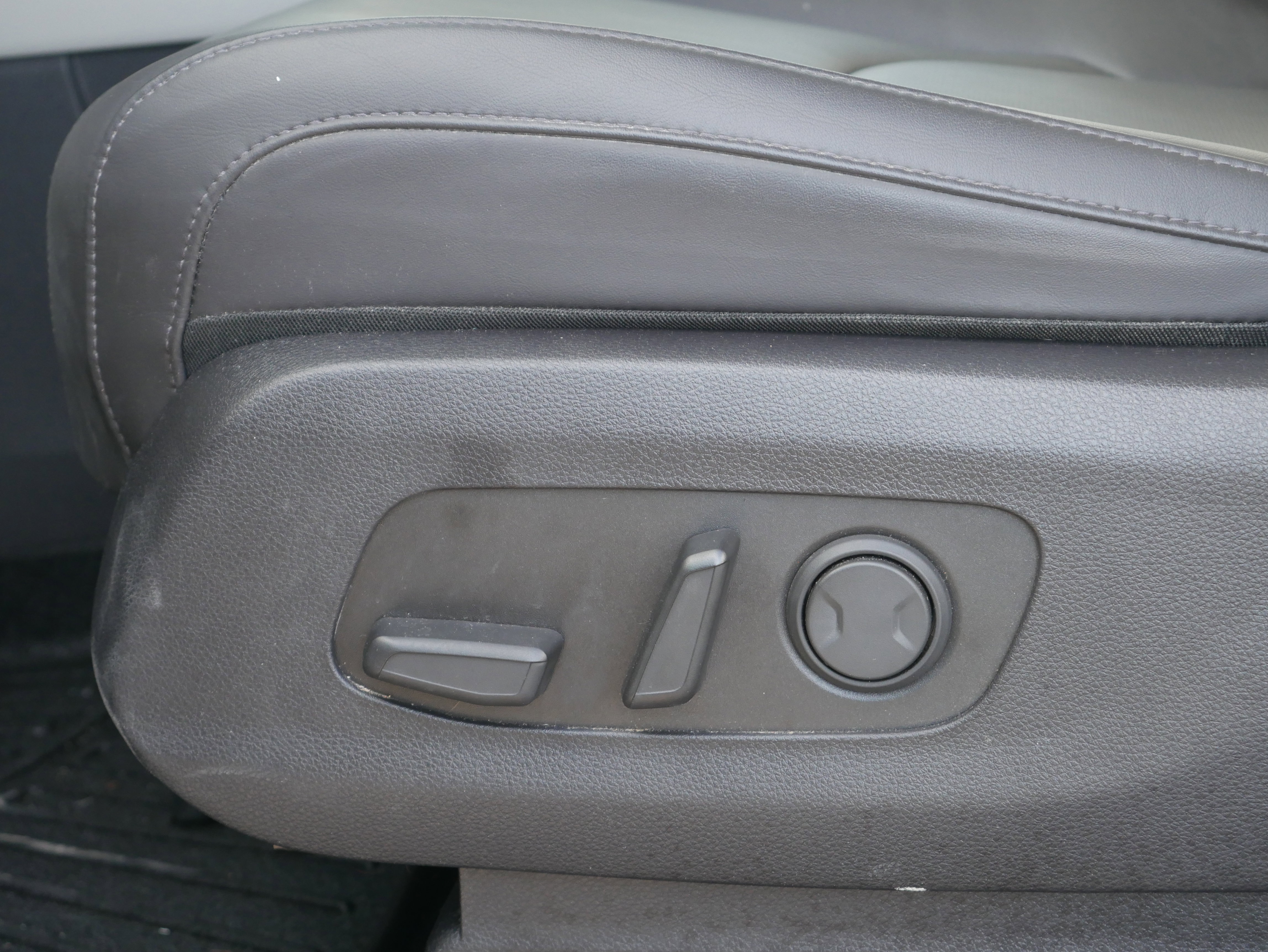 Used 2024 Kia Carnival EX FWD image 15