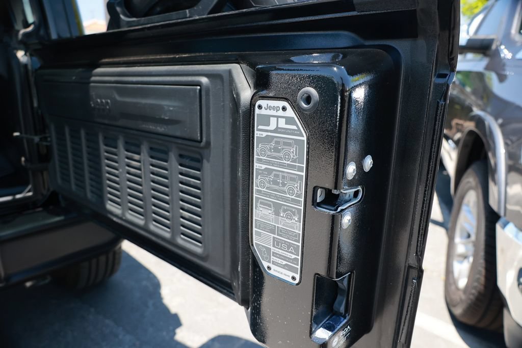 Used 2025 Jeep Wrangler Unlimited Sahara AWD/4WD image 39
