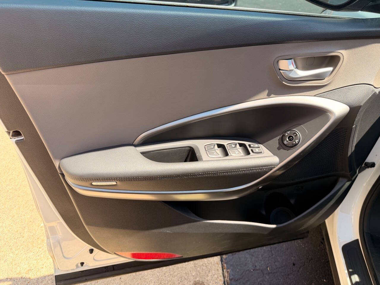 Used 2017 Hyundai Santa Fe SE AWD/4WD image 10
