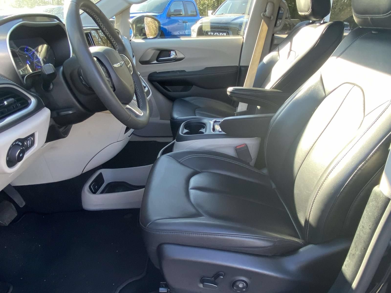Used 2024 Chrysler Pacifica Limited FWD image 13