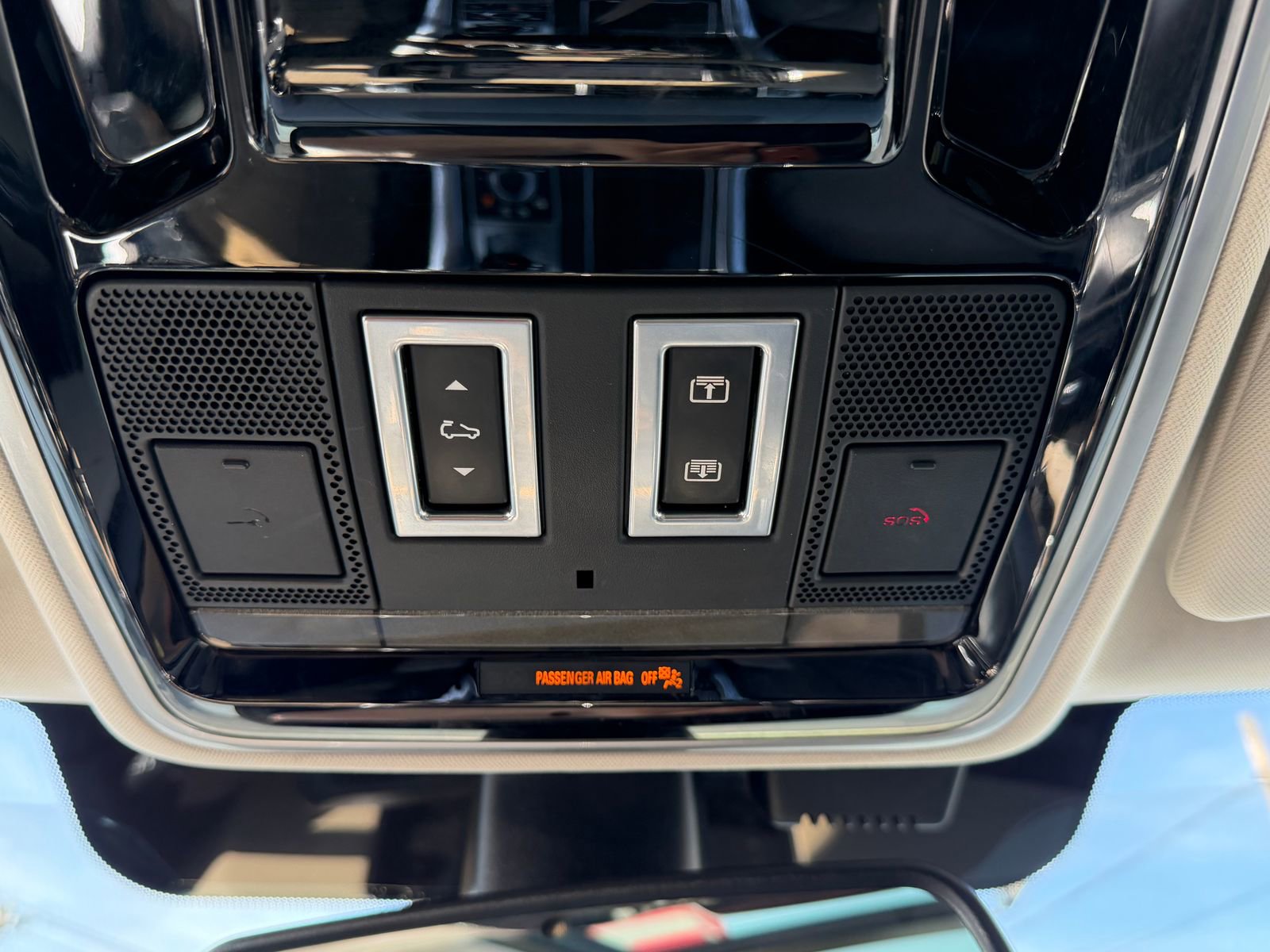 Used 2016 Land Rover Range Rover Sport HSE image 32