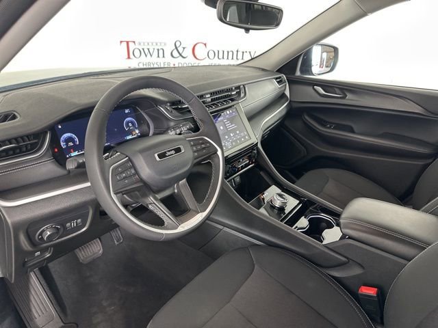 Used 2023 Jeep Grand Cherokee Laredo image 16