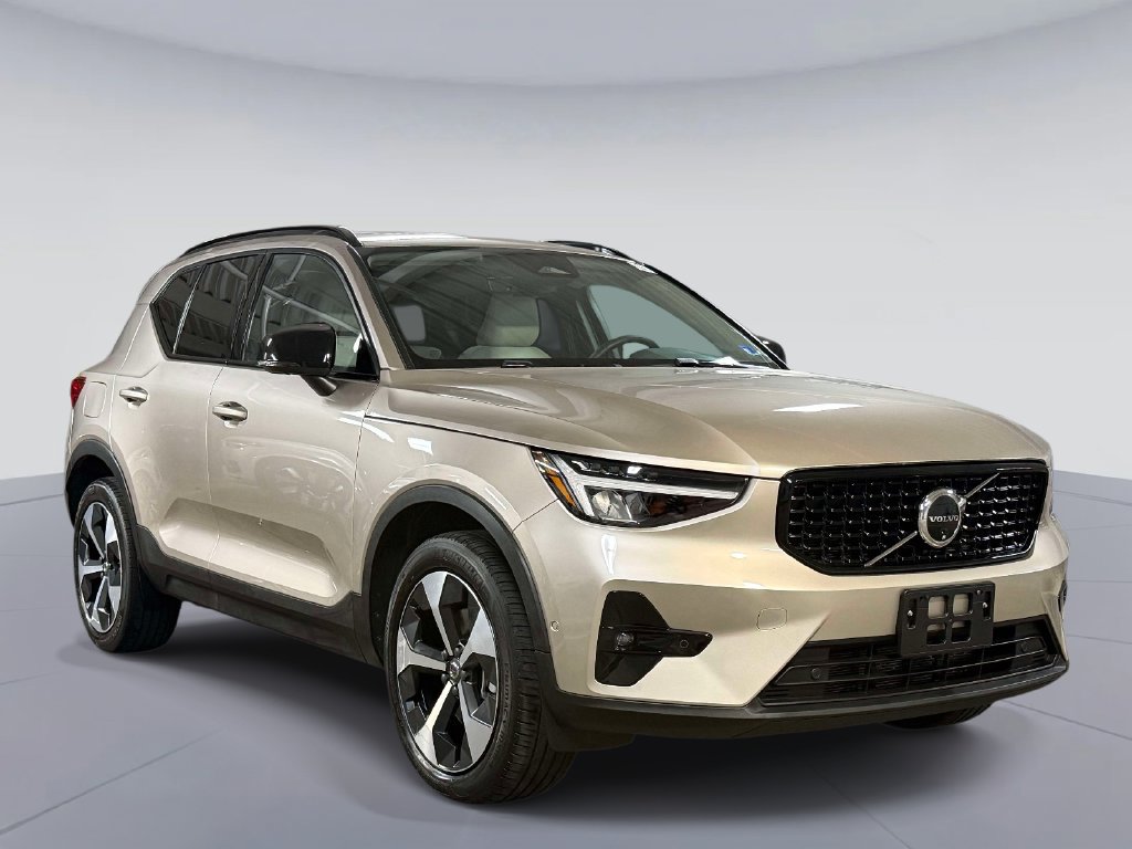 Used 2024 Volvo XC40 B5 Plus AWD/4WD image 9