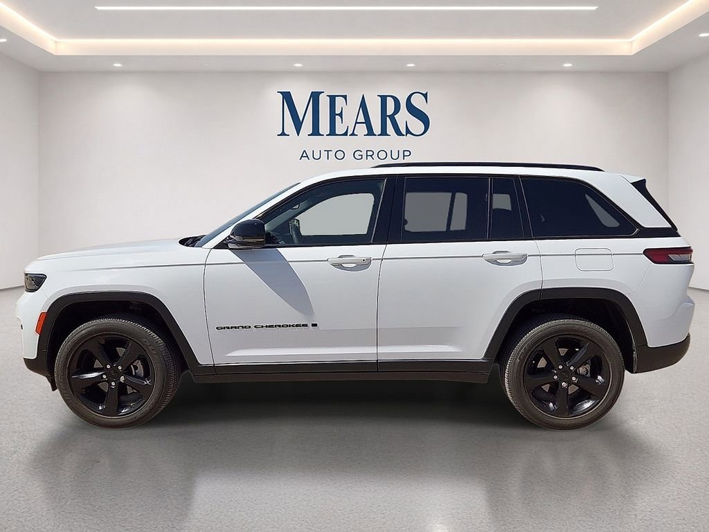 Used 2023 Jeep Grand Cherokee Altitude RWD image 2