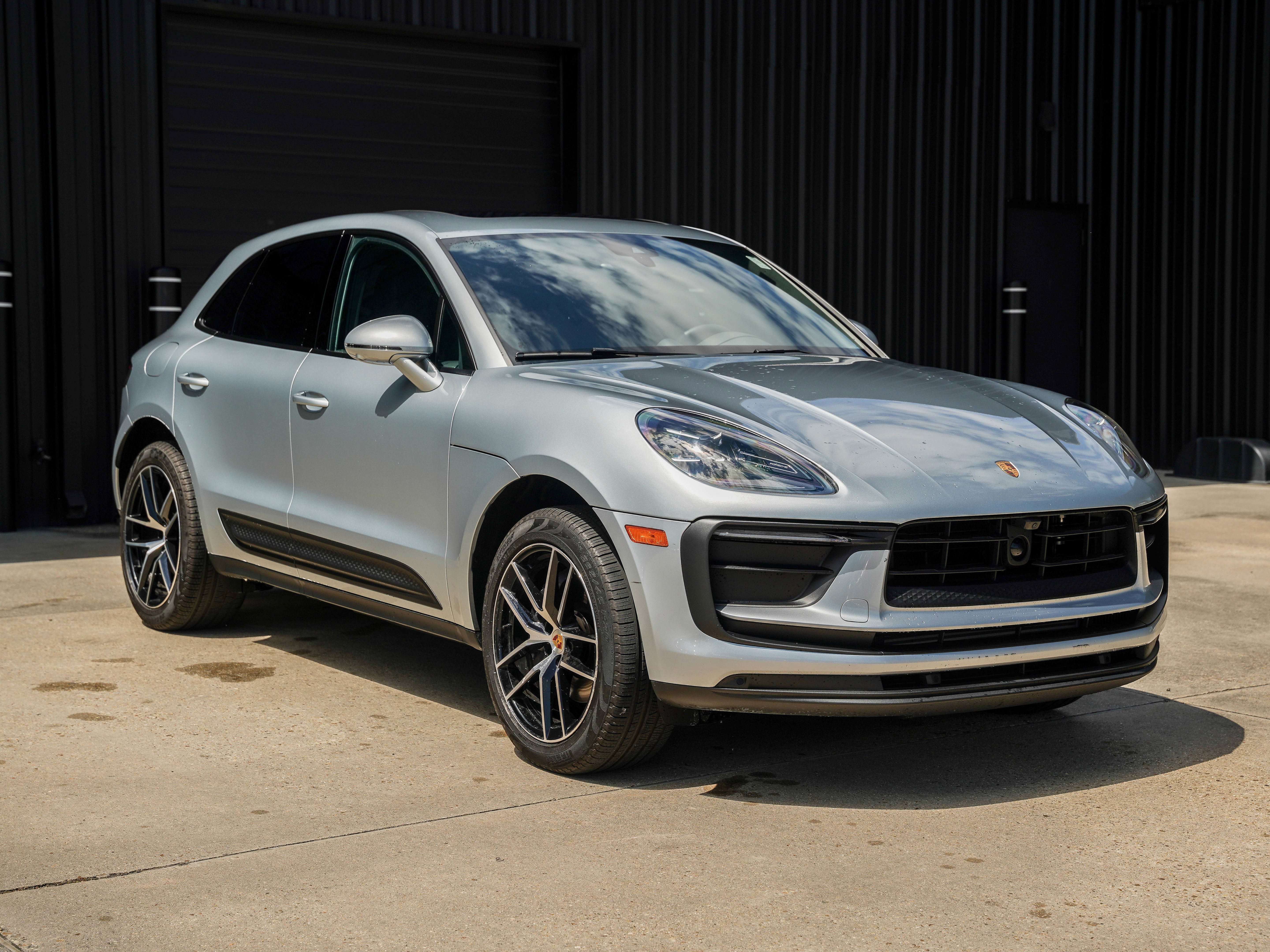 Certified 2025 Porsche Macan image 8