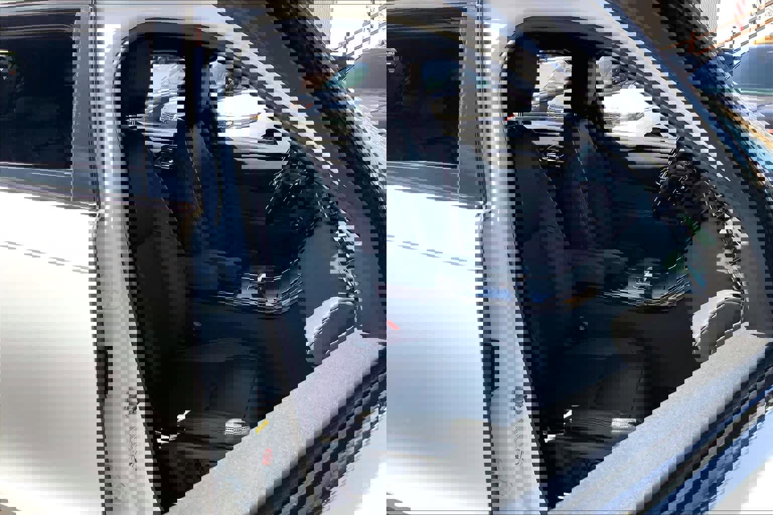 Used 2025 Land Rover Range Rover Velar Dynamic SE image 8