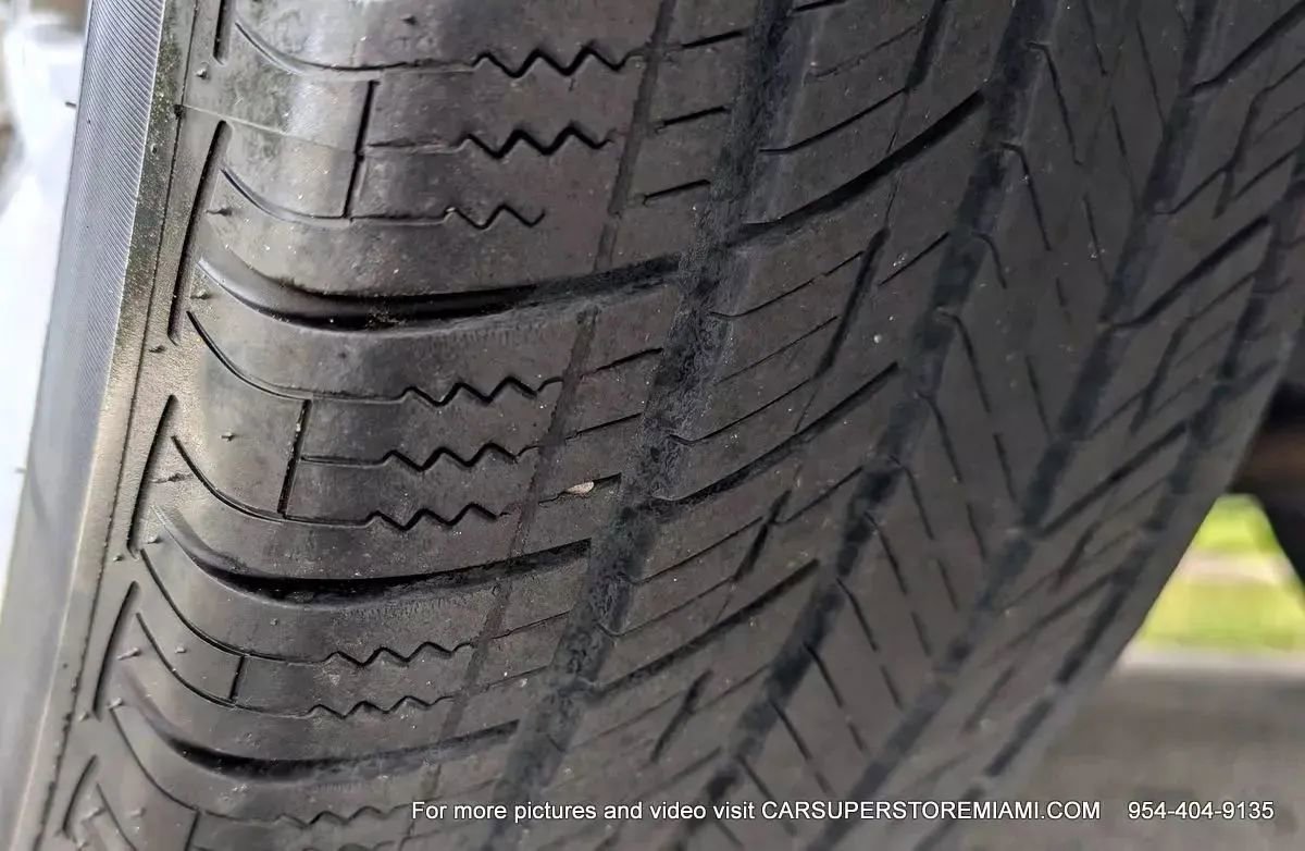 Used 2011 Volkswagen Touareg Sport image 77