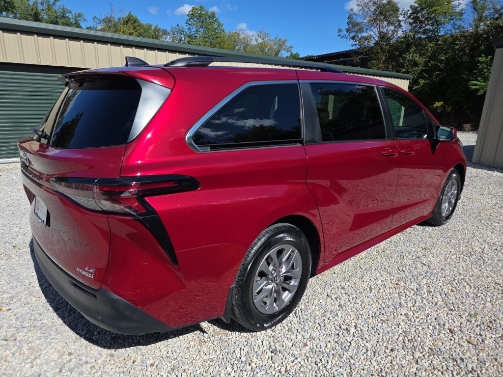 Certified 2024 Toyota Sienna LE AWD/4WD image 6