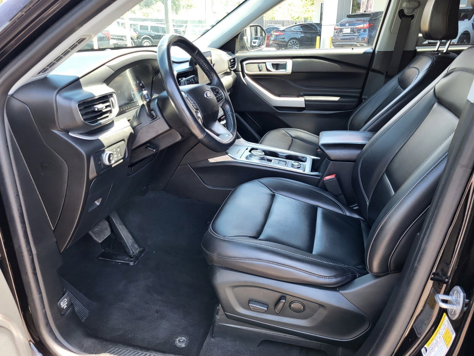 Used 2022 Ford Explorer XLT w/ Equipment Group 202A AWD/4WD image 19