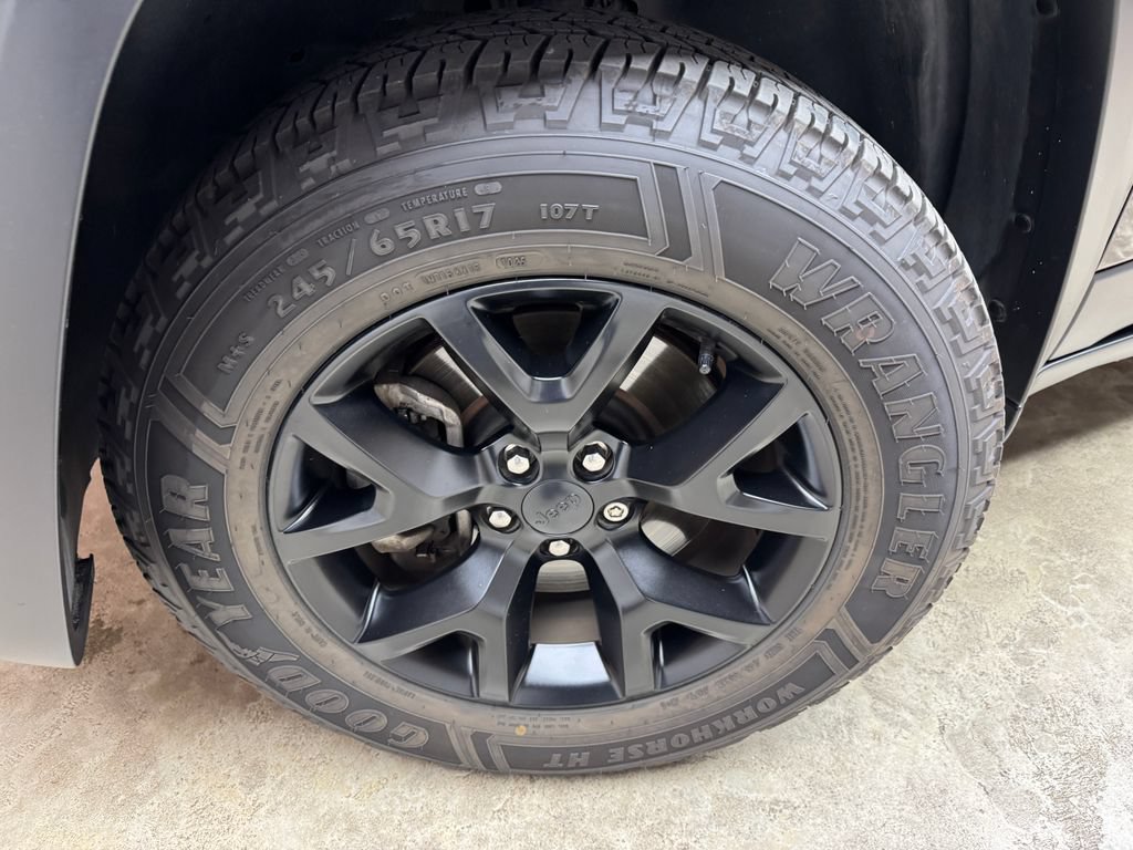 Used 2018 Jeep Cherokee Trailhawk w/ Comfort/Convenience Group AWD/4WD image 31