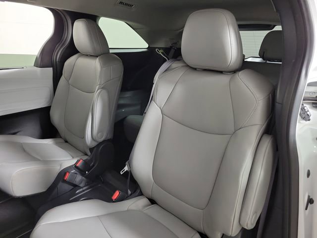 Used 2025 Toyota Sienna XLE FWD image 13