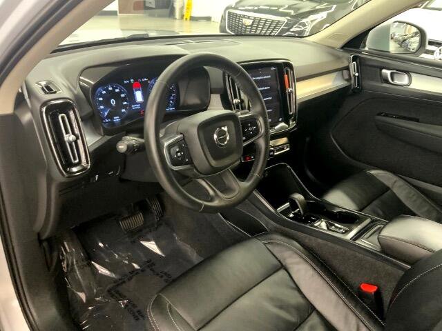 Used 2022 Volvo XC40 T4 Momentum image 24