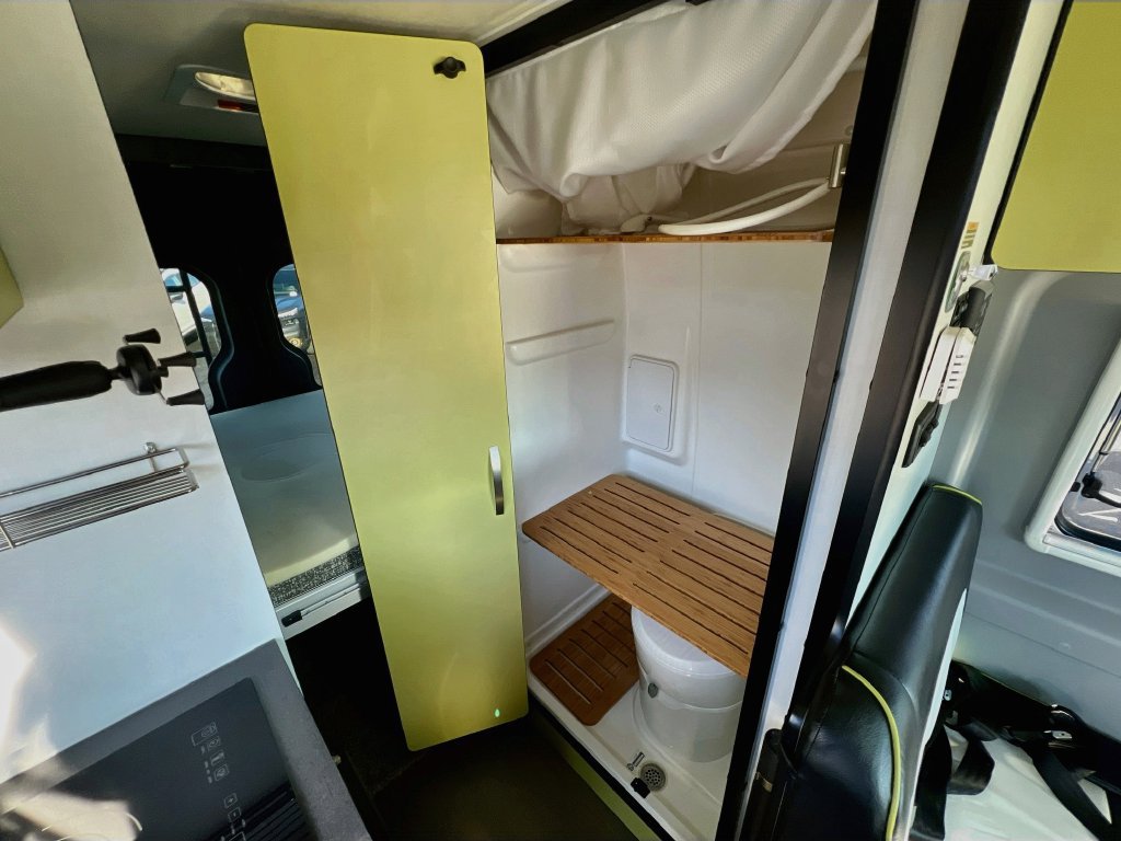 Used 2018 Mercedes-Benz Sprinter 2500 image 28
