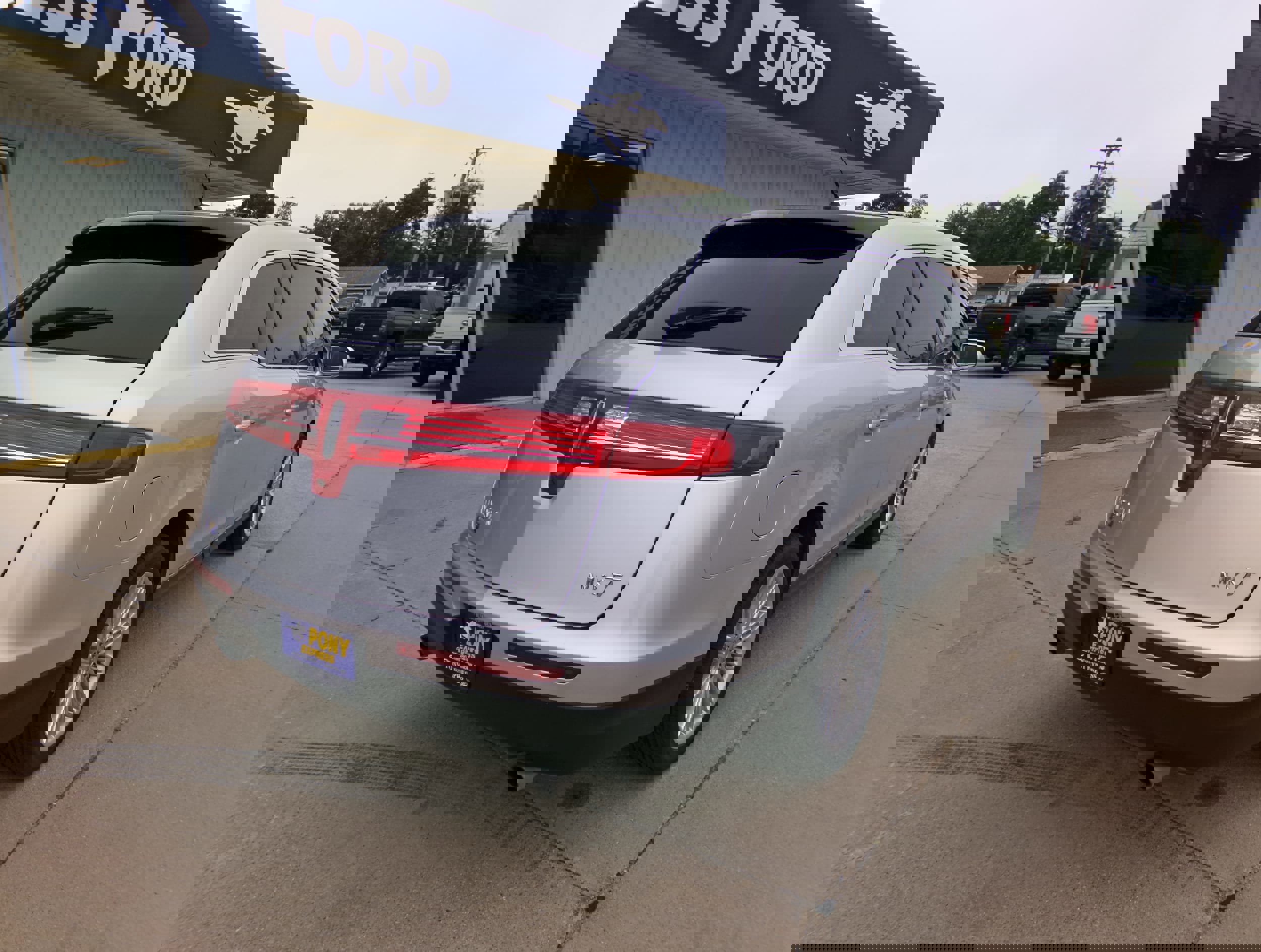 Used 2019 Lincoln MKT AWD image 3